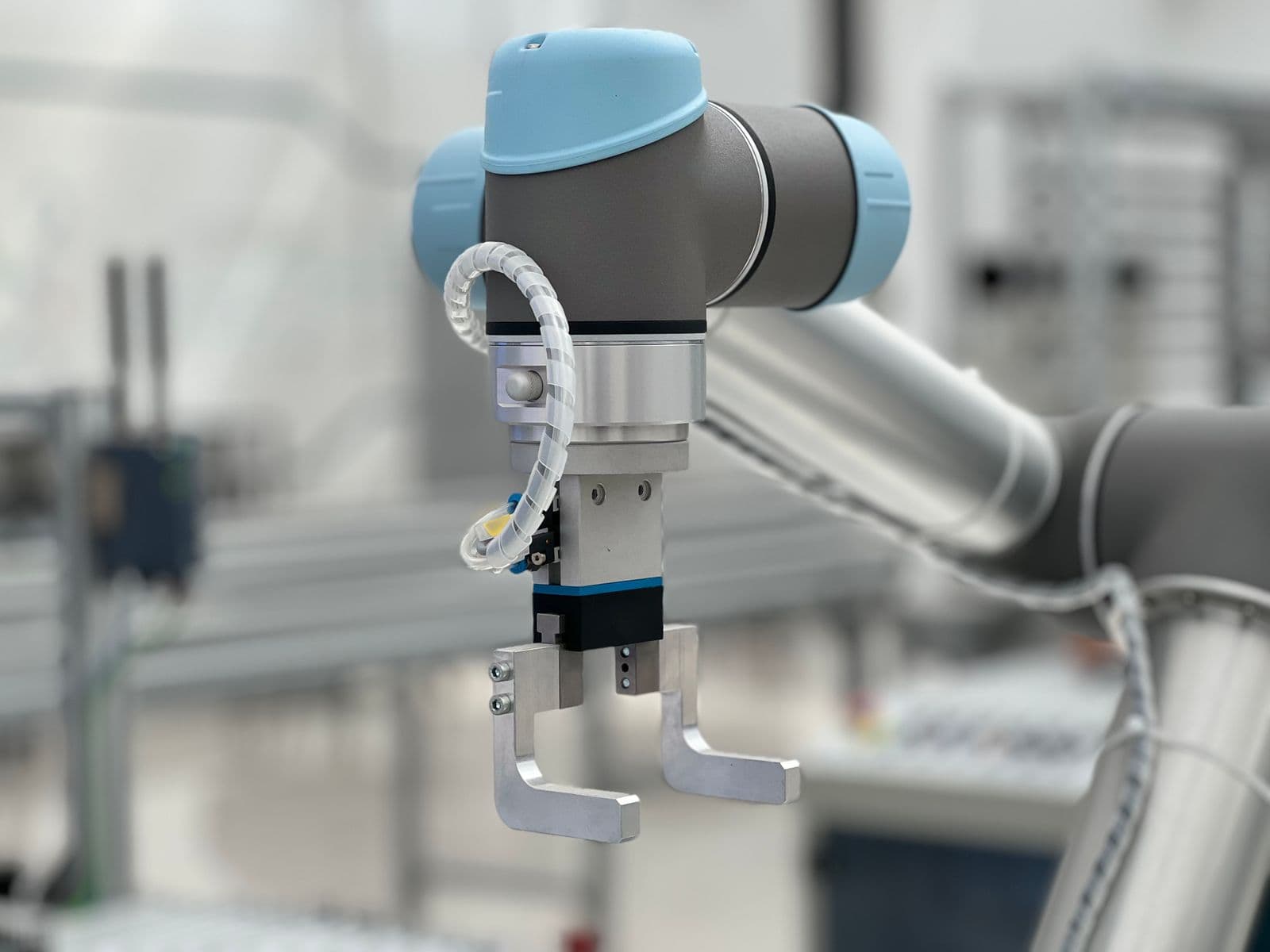 Collaborative robot on an automated station