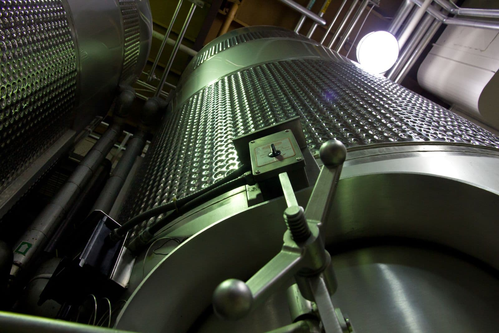 Top-mounted agitator on a process tank