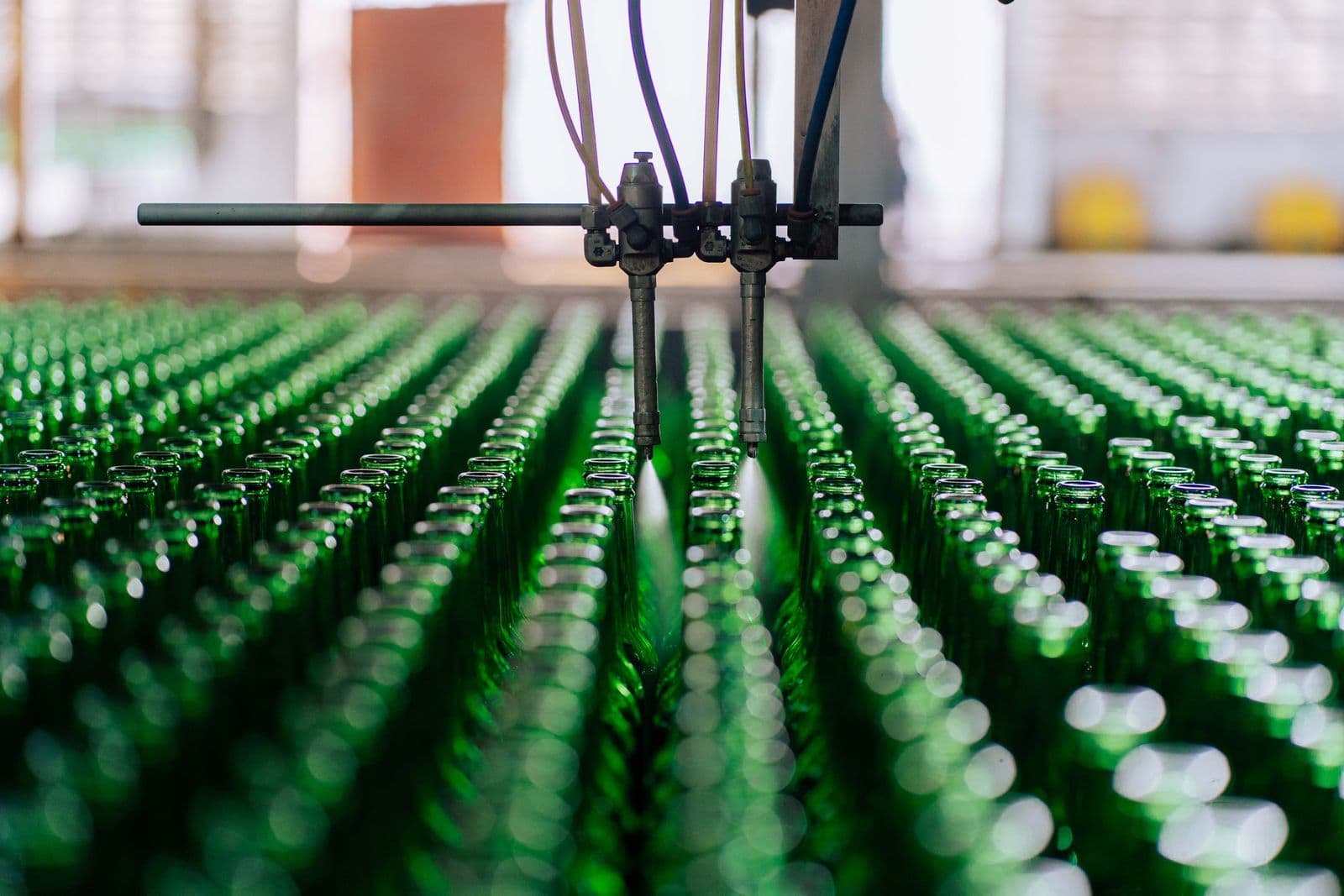 Bottle array travelling the conveyor track